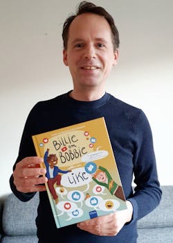 Foto van Jeroen van Berckum met zijn nieuwste boek 'Billie en Bobbie willen een like'.