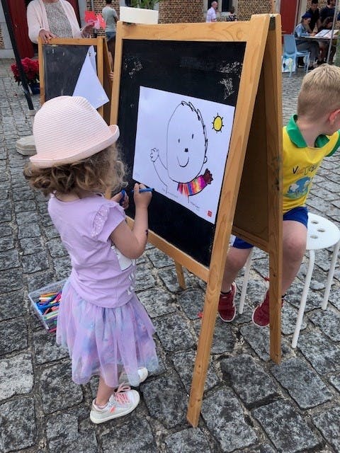 kind tekent aan een kleine schildersezel