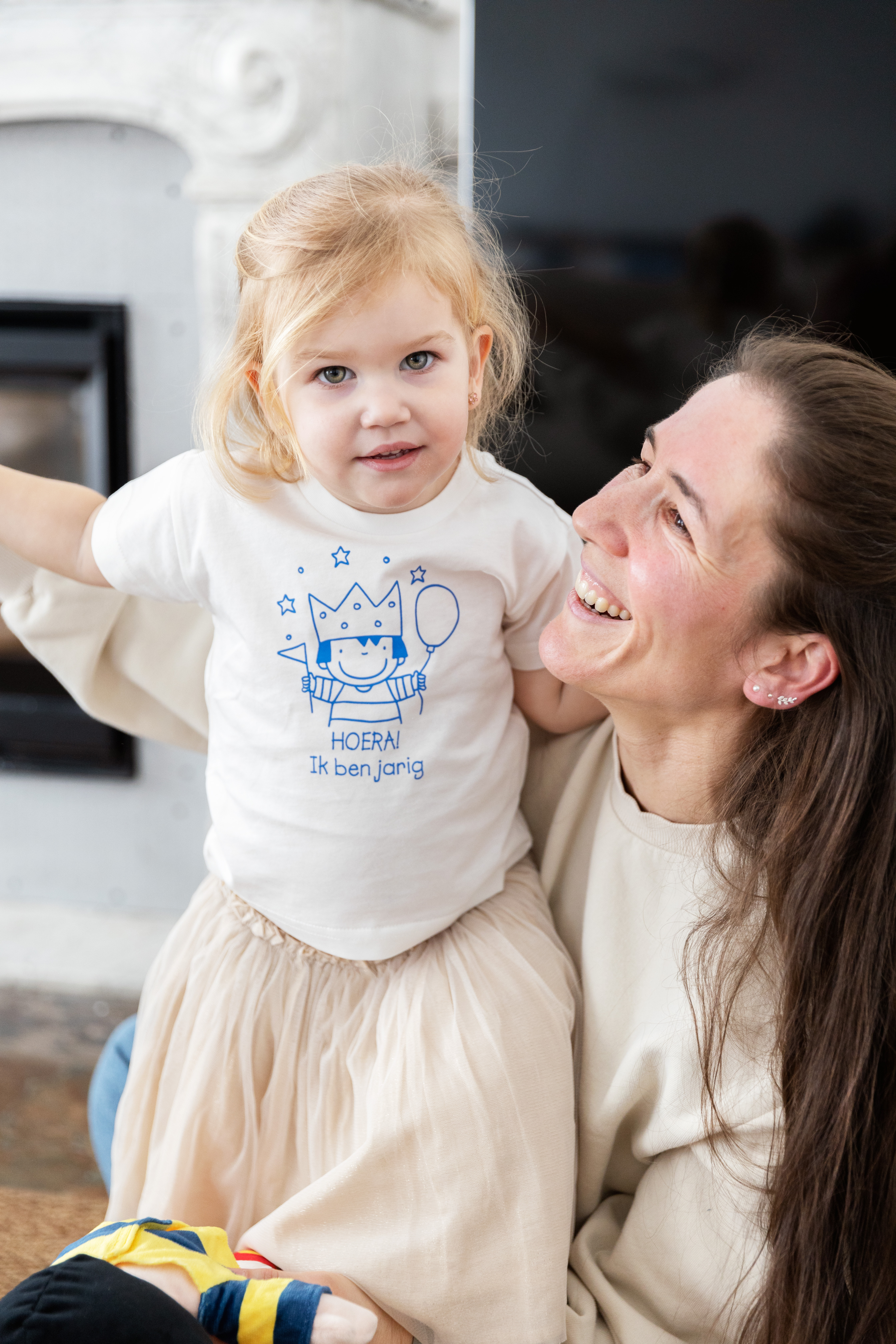 Foto van een kleuter met het verjaardagst-shirt van Anna aan.