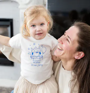 Foto van een kleuter met het verjaardagst-shirt van Anna aan.