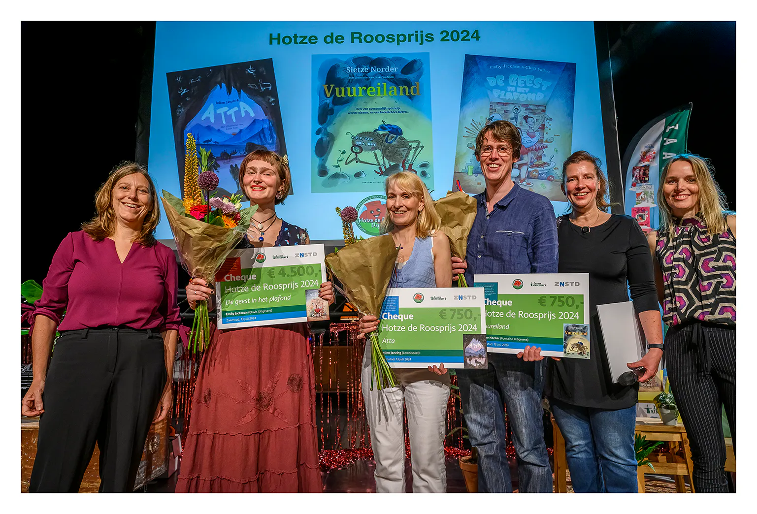 De finalisten van de Hotze de Roosprijs op het podium met een bos bloemen en cheque.
