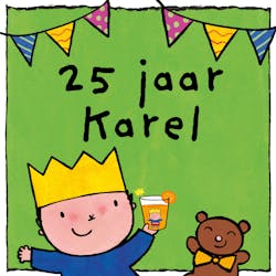 De afbeelding toont een feestelijke illustratie met een groene achtergrond, waar bovenaan kleurrijke vlaggetjes hangen. In het midden van de afbeelding staat de tekst "25 jaar Karel" in eenvoudige zwarte letters. Onder deze tekst staat Karel, een lachend getekend kind met een gele kroon op het hoofd, gekleed in een blauwe trui. Karel houdt een glas vast met een oranje drankje en een schijfje sinaasappel aan de rand van het glas. Naast Karel staat een vrolijke bruine teddybeer met een gele strik om de nek. Het geheel straalt een feestelijke en vrolijke sfeer uit.