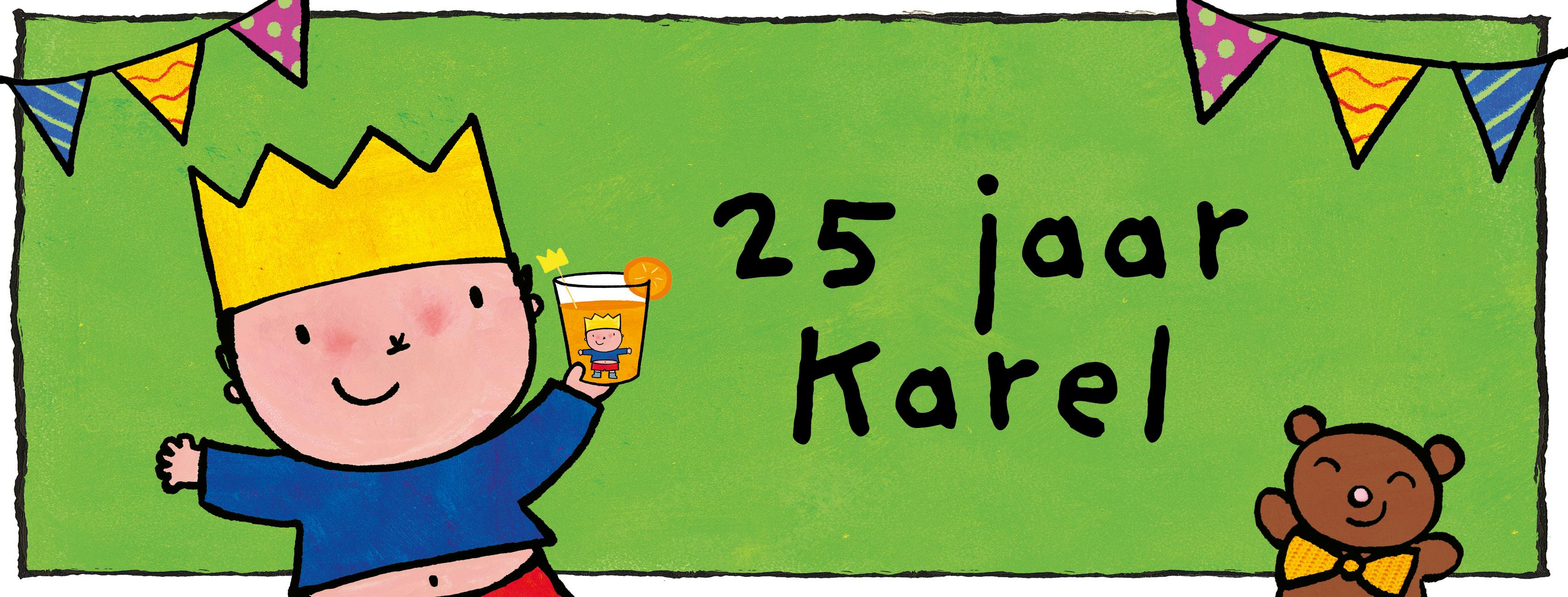 De afbeelding toont een feestelijke illustratie met een groene achtergrond, waar bovenaan kleurrijke vlaggetjes hangen. In het midden van de afbeelding staat de tekst "25 jaar Karel" in eenvoudige zwarte letters. Onder deze tekst staat Karel, een lachend getekend kind met een gele kroon op het hoofd, gekleed in een blauwe trui. Karel houdt een glas vast met een oranje drankje en een schijfje sinaasappel aan de rand van het glas. Naast Karel staat een vrolijke bruine teddybeer met een gele strik om de nek. Het geheel straalt een feestelijke en vrolijke sfeer uit.