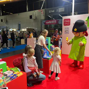 Heksje Mimi op de Clavis-stand tijdens Boektopia 2023.