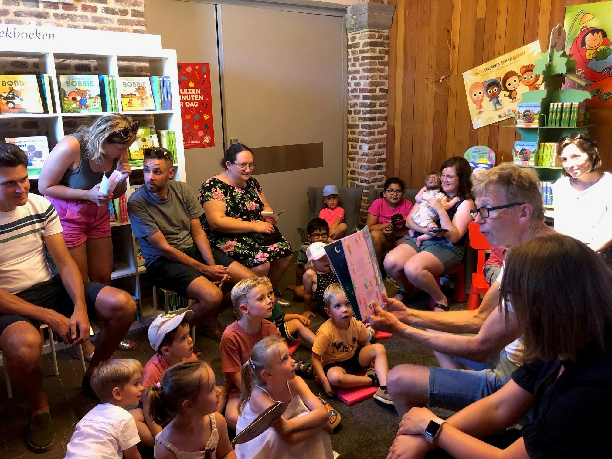 groep kinderen die zitten te luisteren naar een verhaal tijdens een spannend voorleesmoment