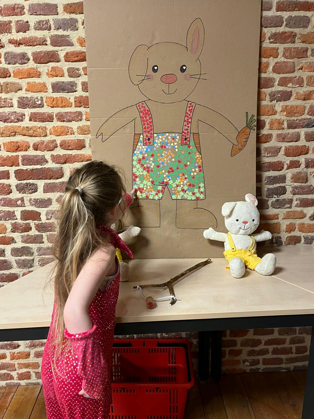 foto van kind dat een collage maakt op een reuzegrote kleurplaat van Rikki