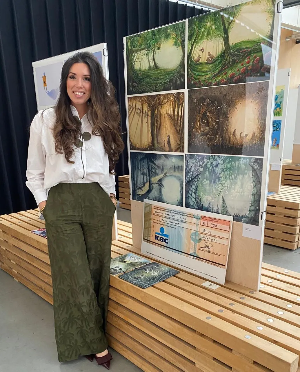 Dana Martens bij haar illustraties van Winterwelp op de finnisage van Picturale Ronse
