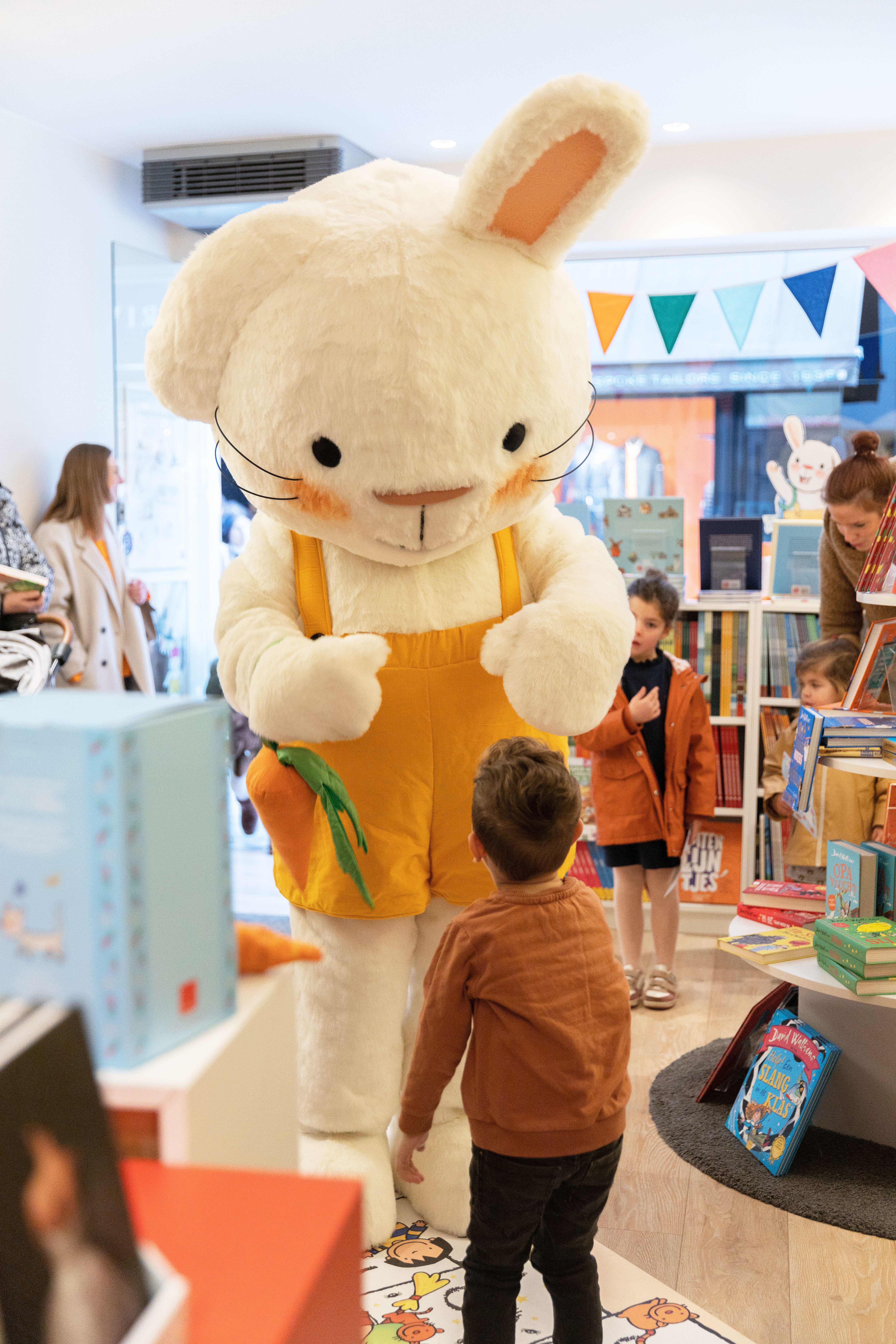 Een foto van Rikki in de Clavis Conceptwinkel Hasselt.