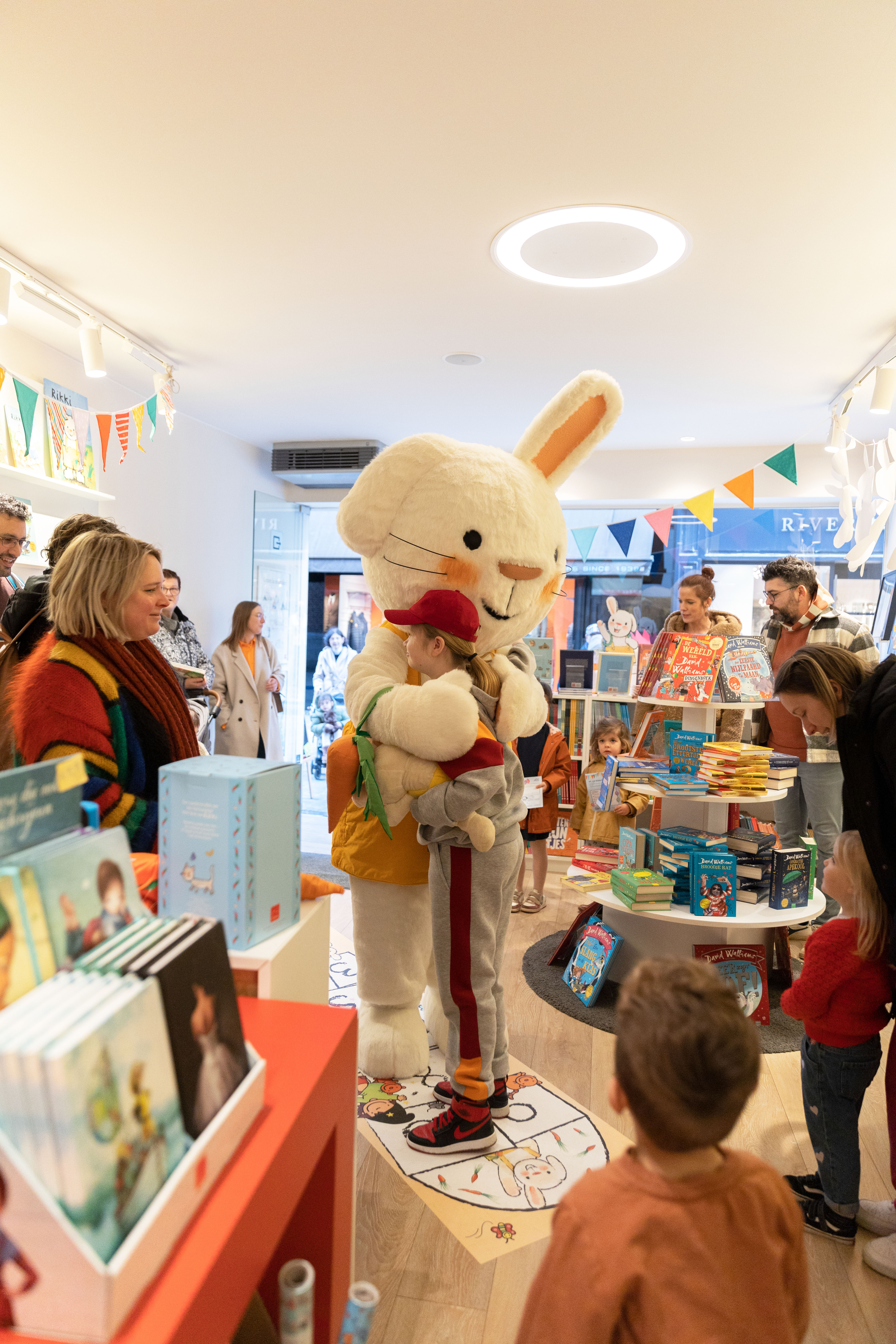 Een foto van Rikki in de Clavis Conceptwinkel Hasselt.