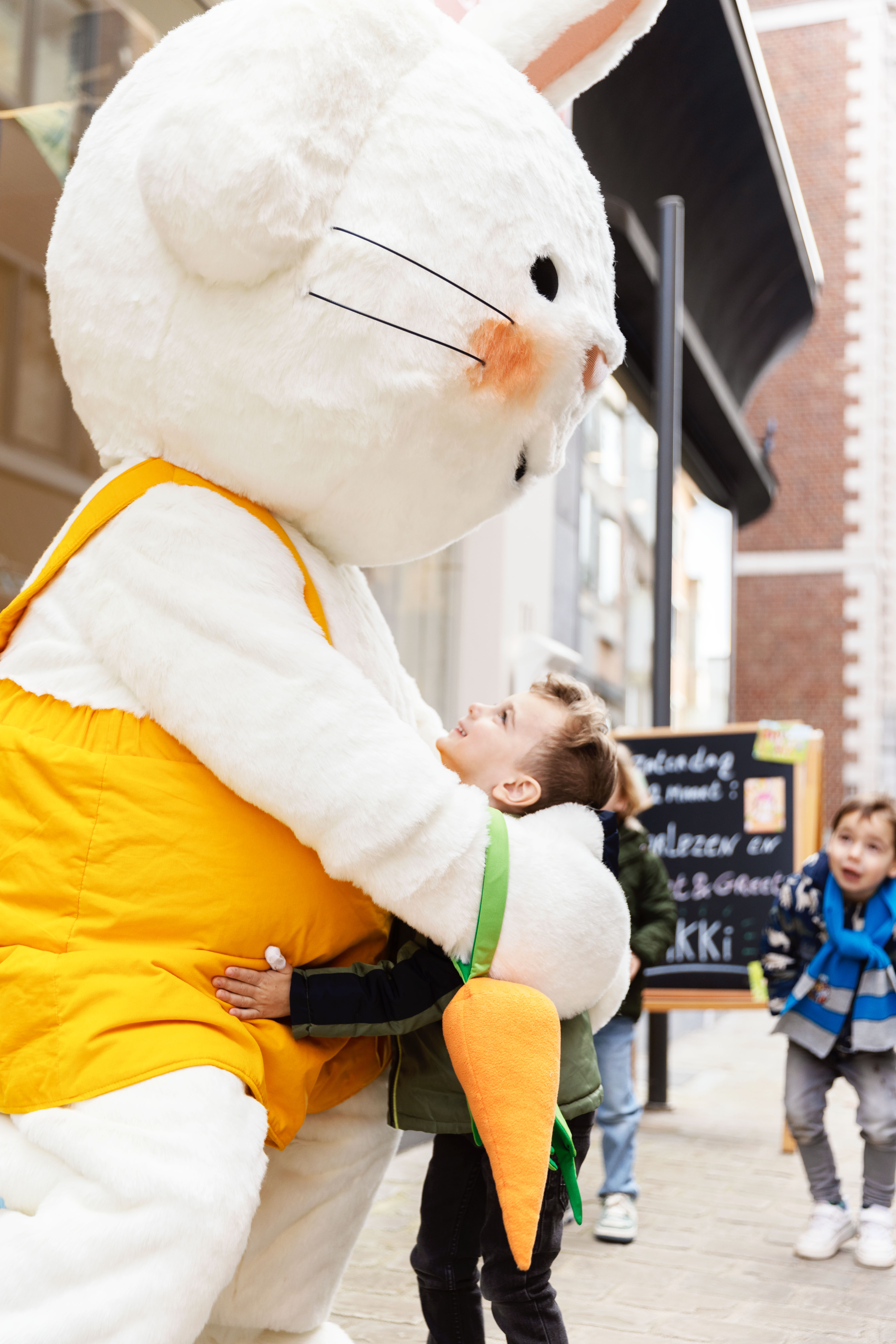 Een foto van een kindje dat Rikki een knuffel geeft.