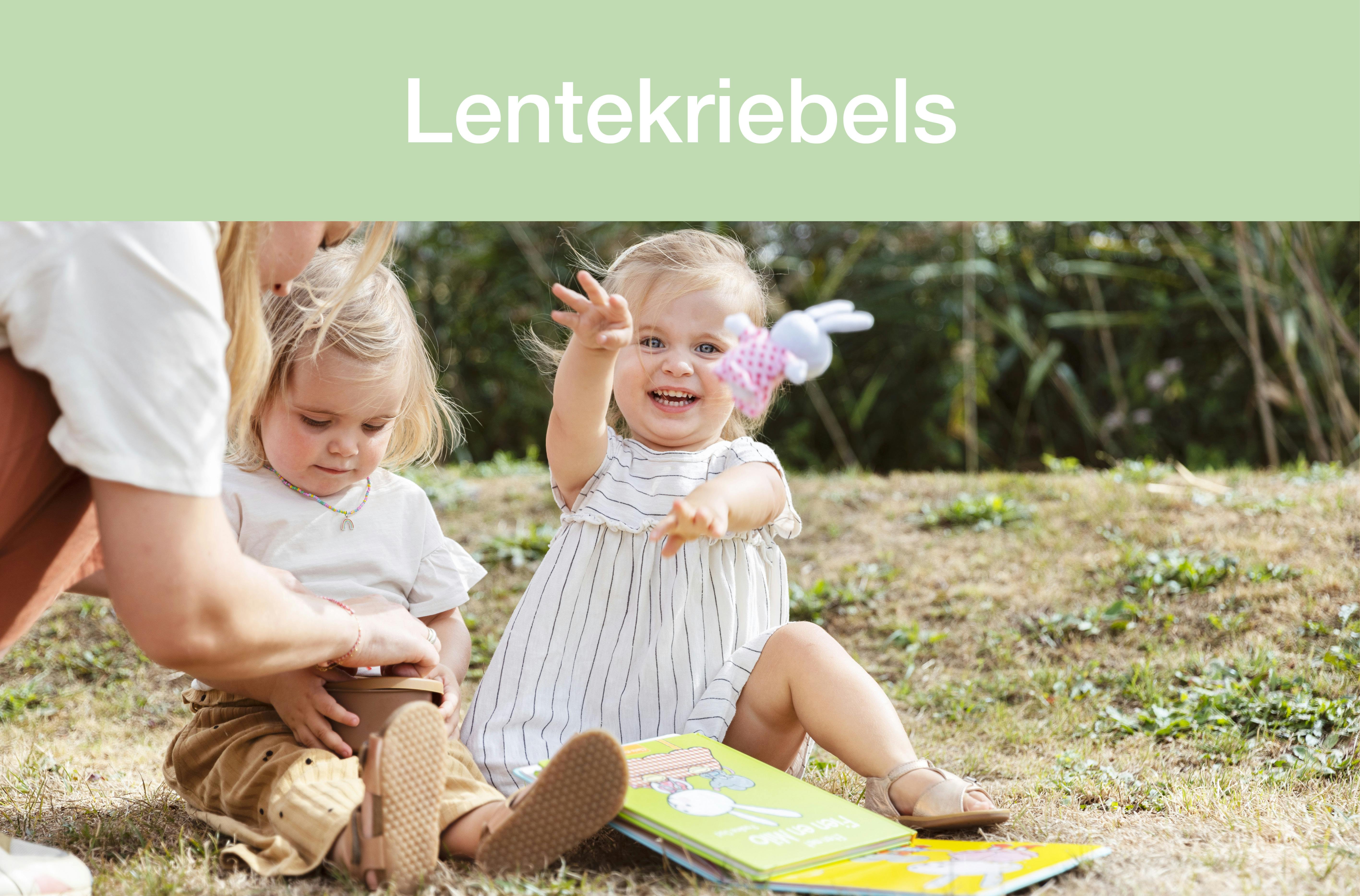 Lentekriebels - Twee peuters in de tuin met een boekje en vingerpopje van Fien en Milo