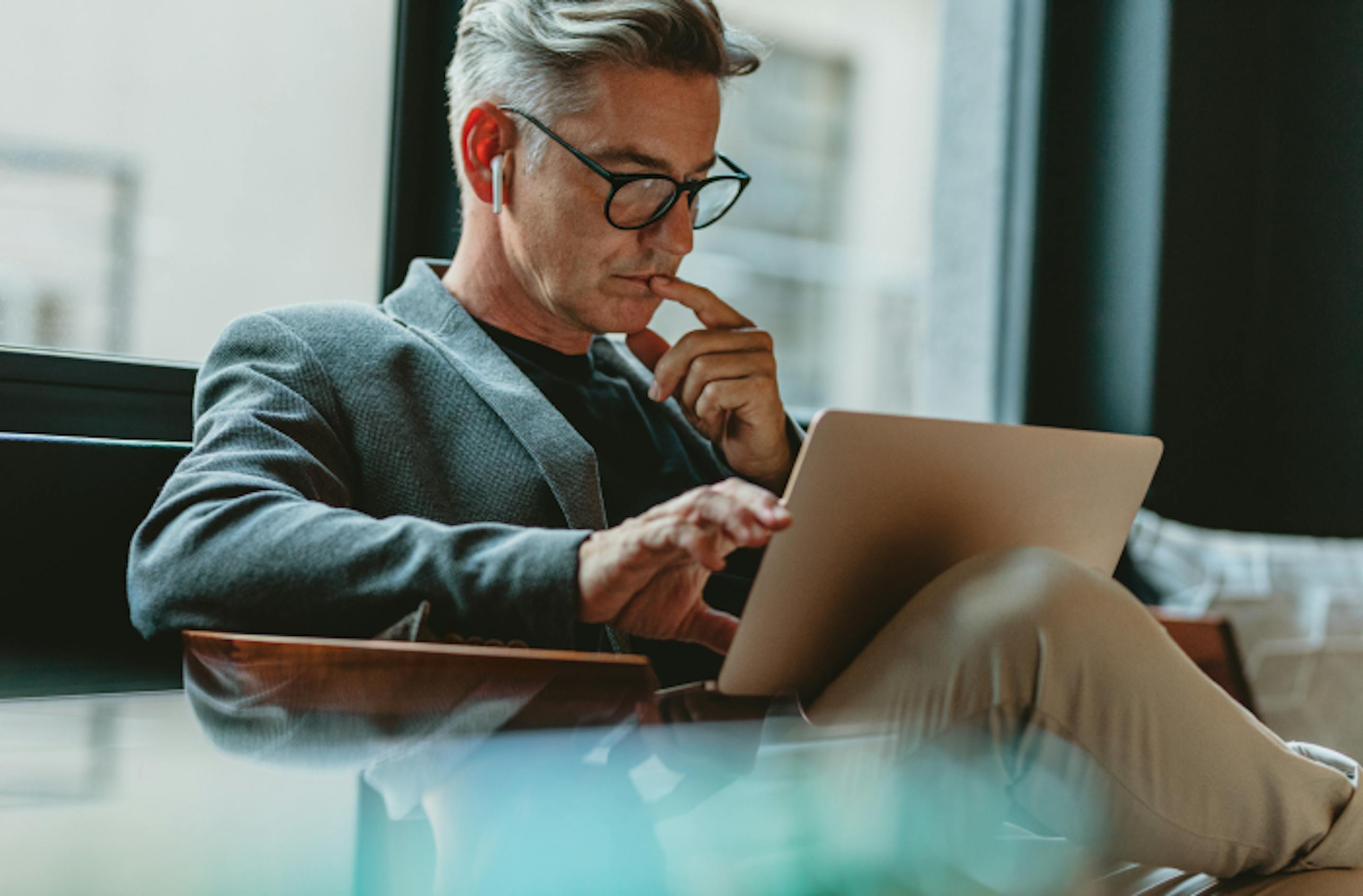 investor on laptop