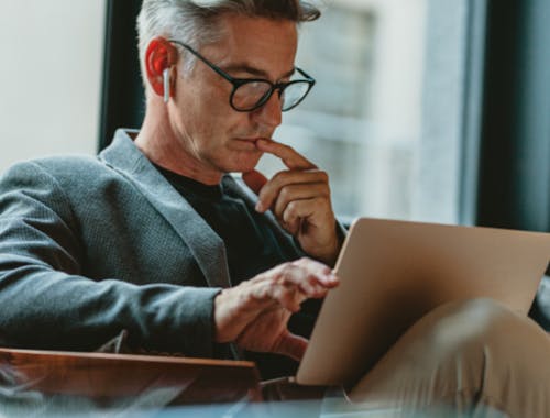 investor on laptop