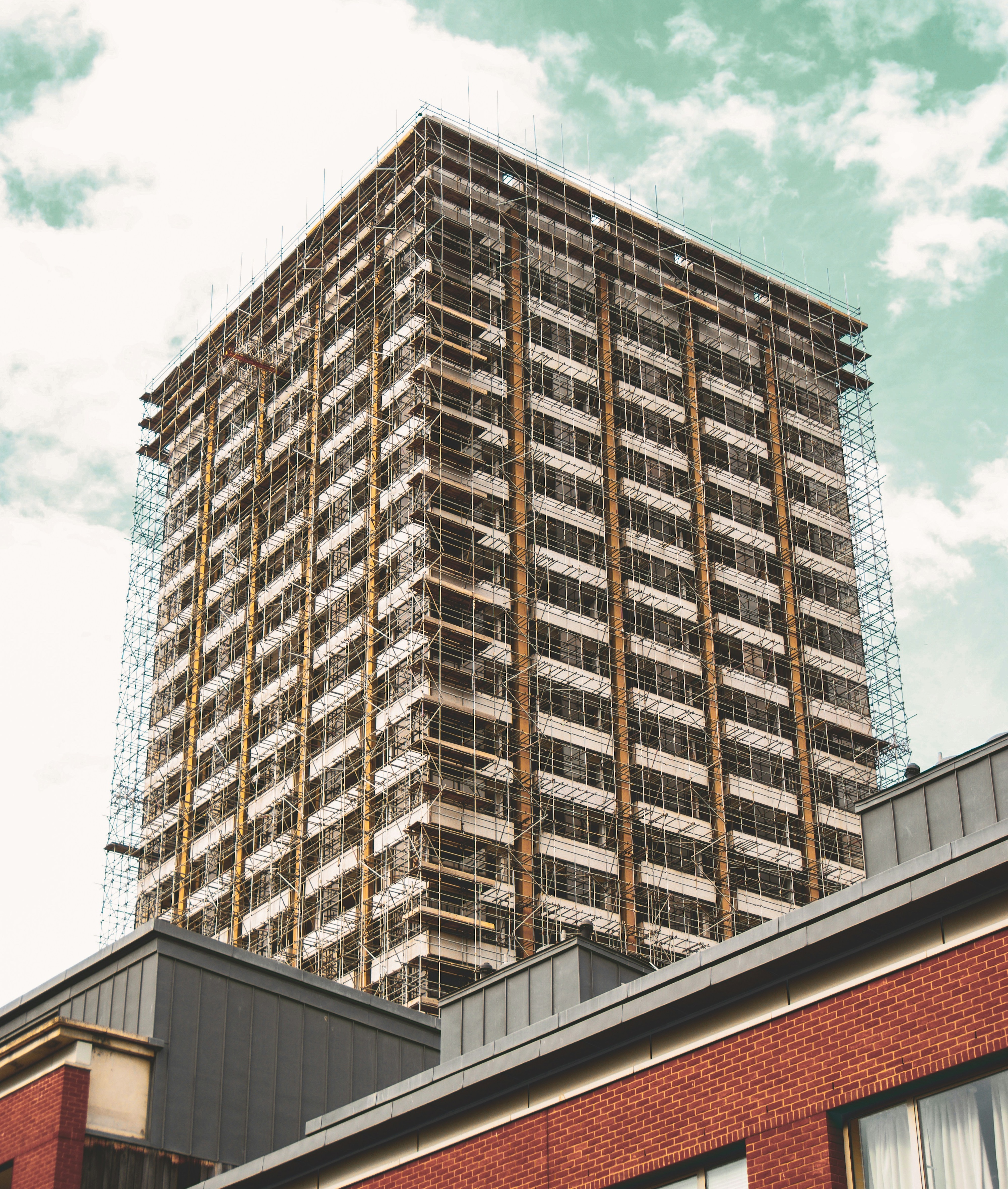 High building block with scaffolding