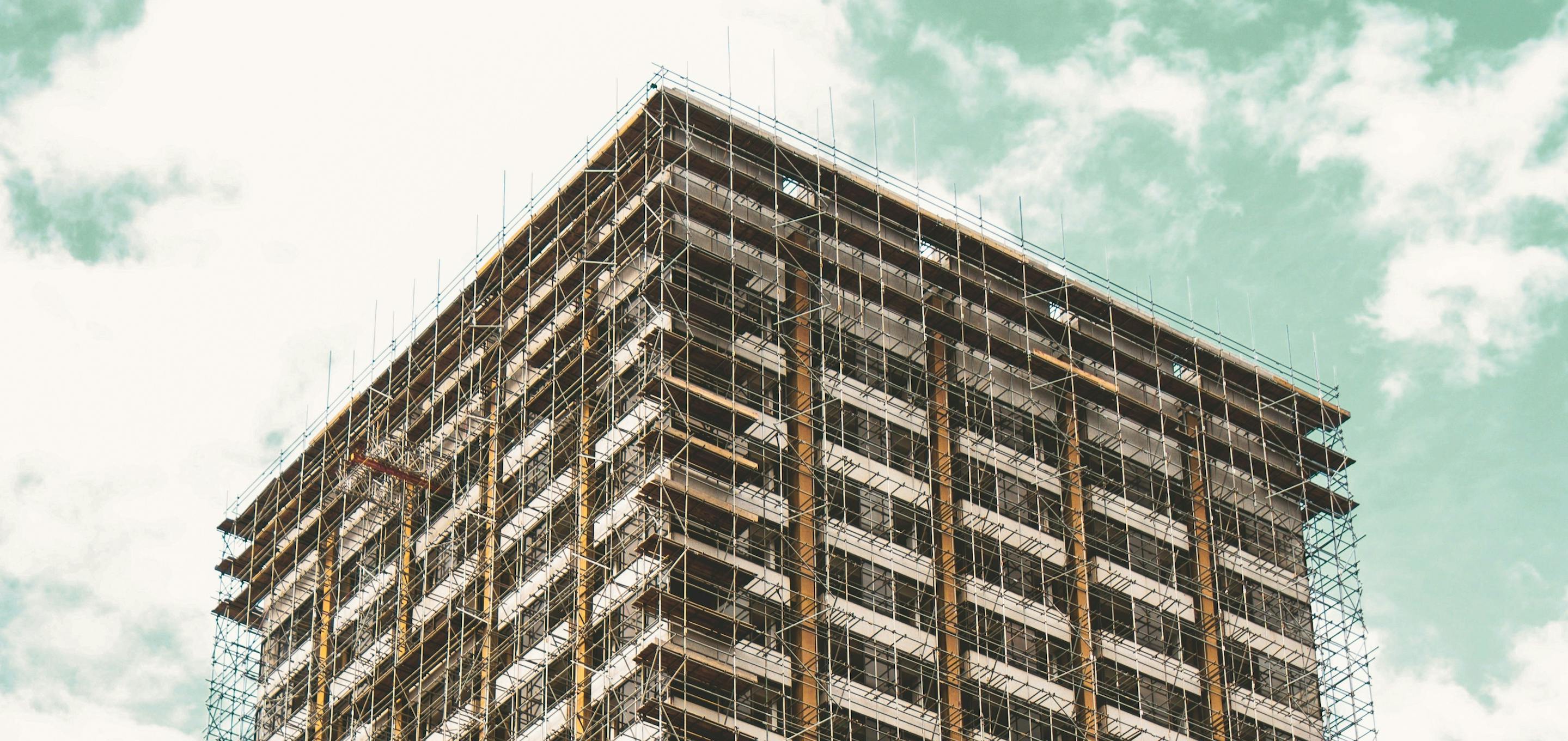High building block with scaffolding