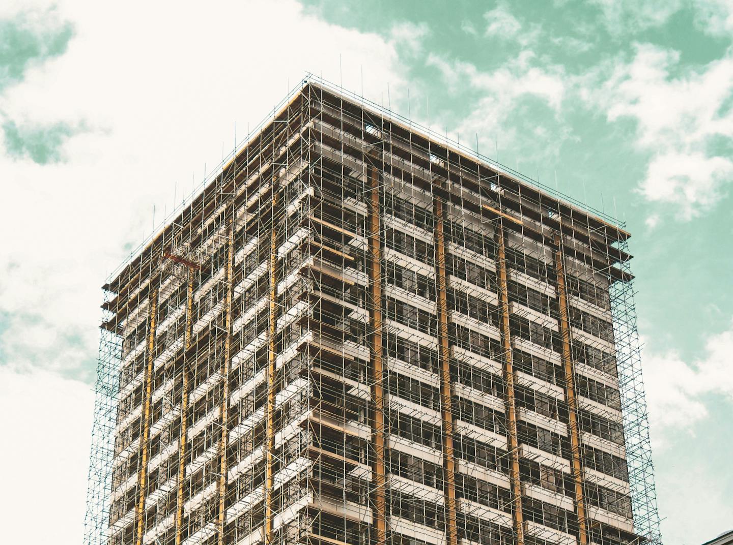 High building block with scaffolding