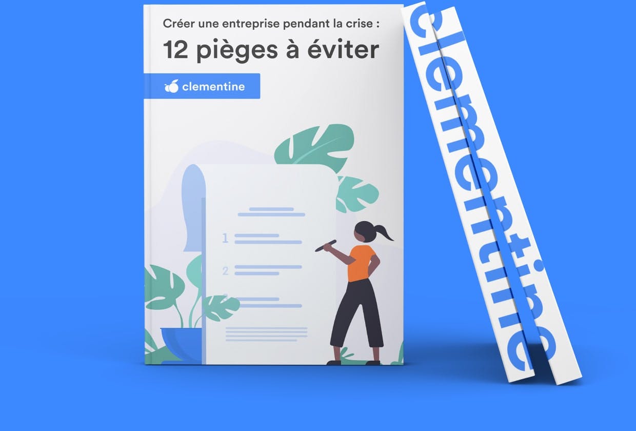 Photographie du livre blanc intitulé "Créer une entreprise pendant la crise : 12 pièges à éviter" sur fond bleu