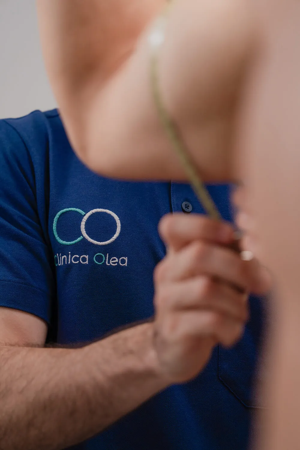 Nutricionista de Clínica Olea tomando medidas a un cliente