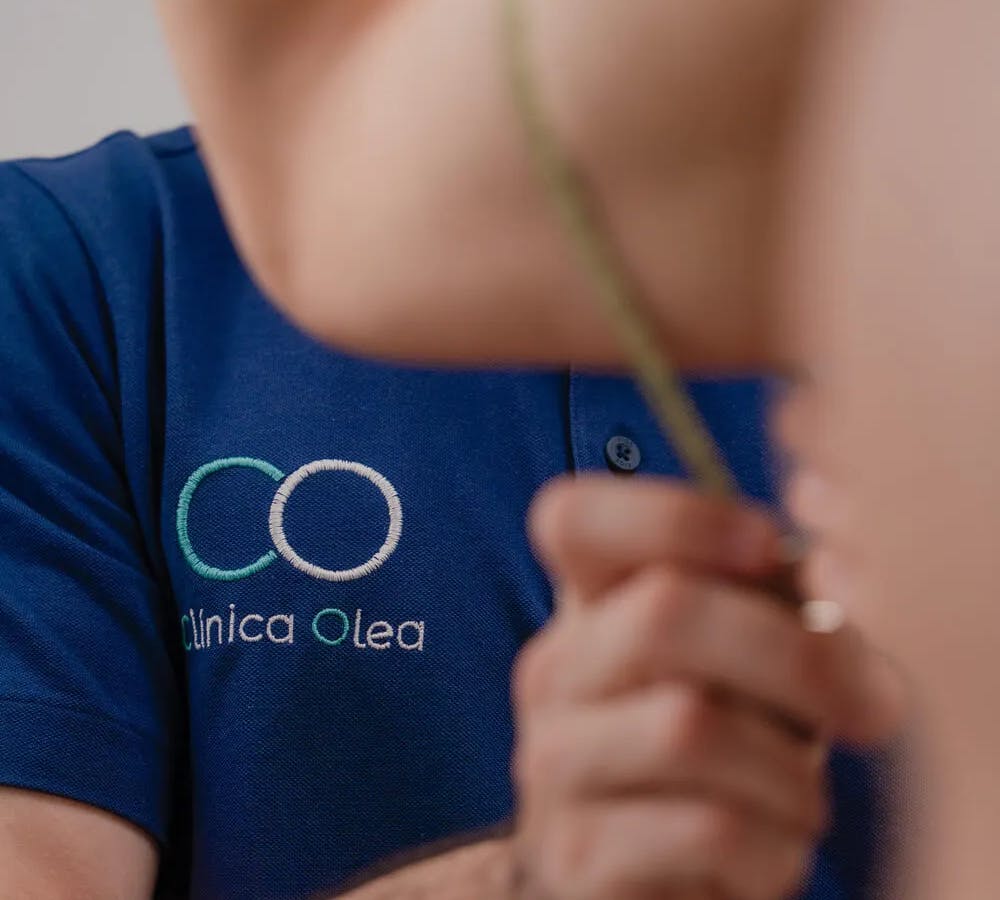 Nutricionista de Clínica Olea tomando medidas a un cliente