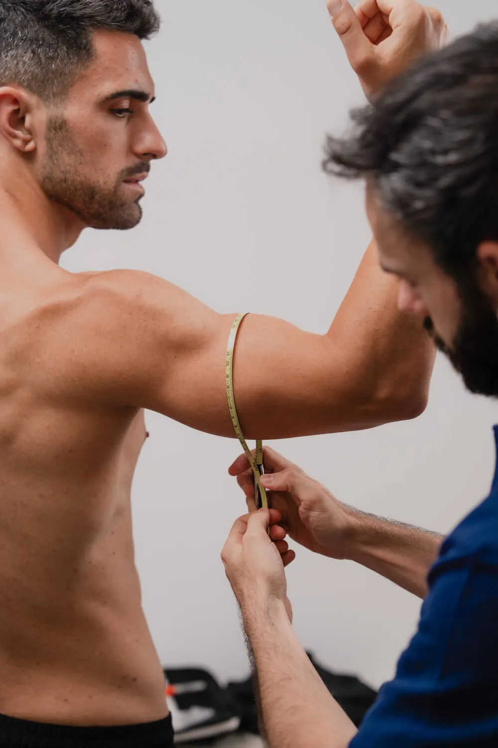 Nutricionista de Clínica Olea tomando medidas a un cliente