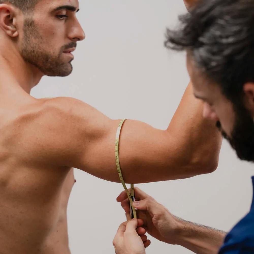 Nutricionista de Clínica Olea tomando medidas a un cliente