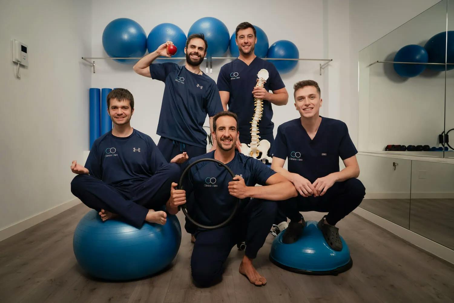 Equipo de Clínica Olea posando de forma divertida