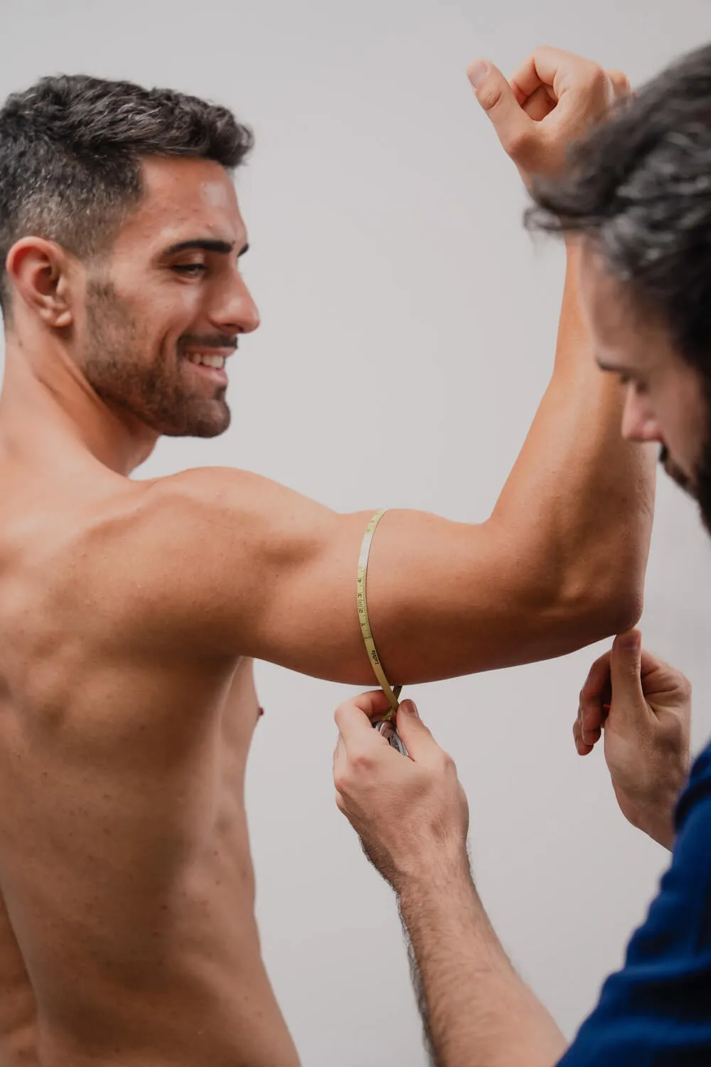 Nutricionista de Clínica Olea realizando mediciones sobre un paciente