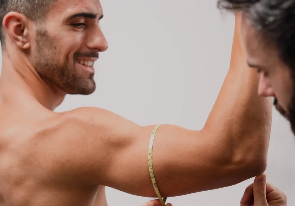 Nutricionista de Clínica Olea realizando mediciones sobre un paciente