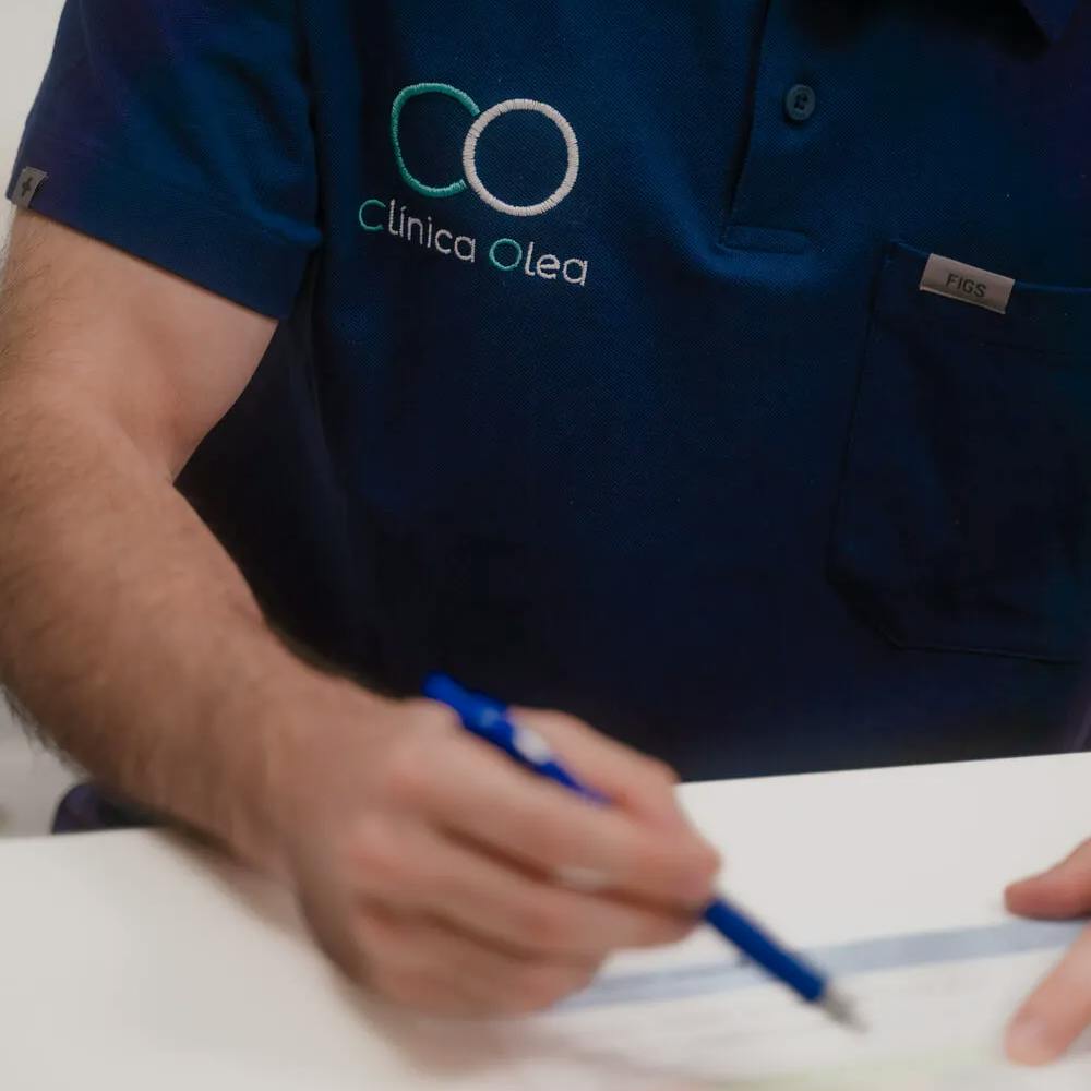 Nutricionista de Clínica Olea asesorando a un cliente