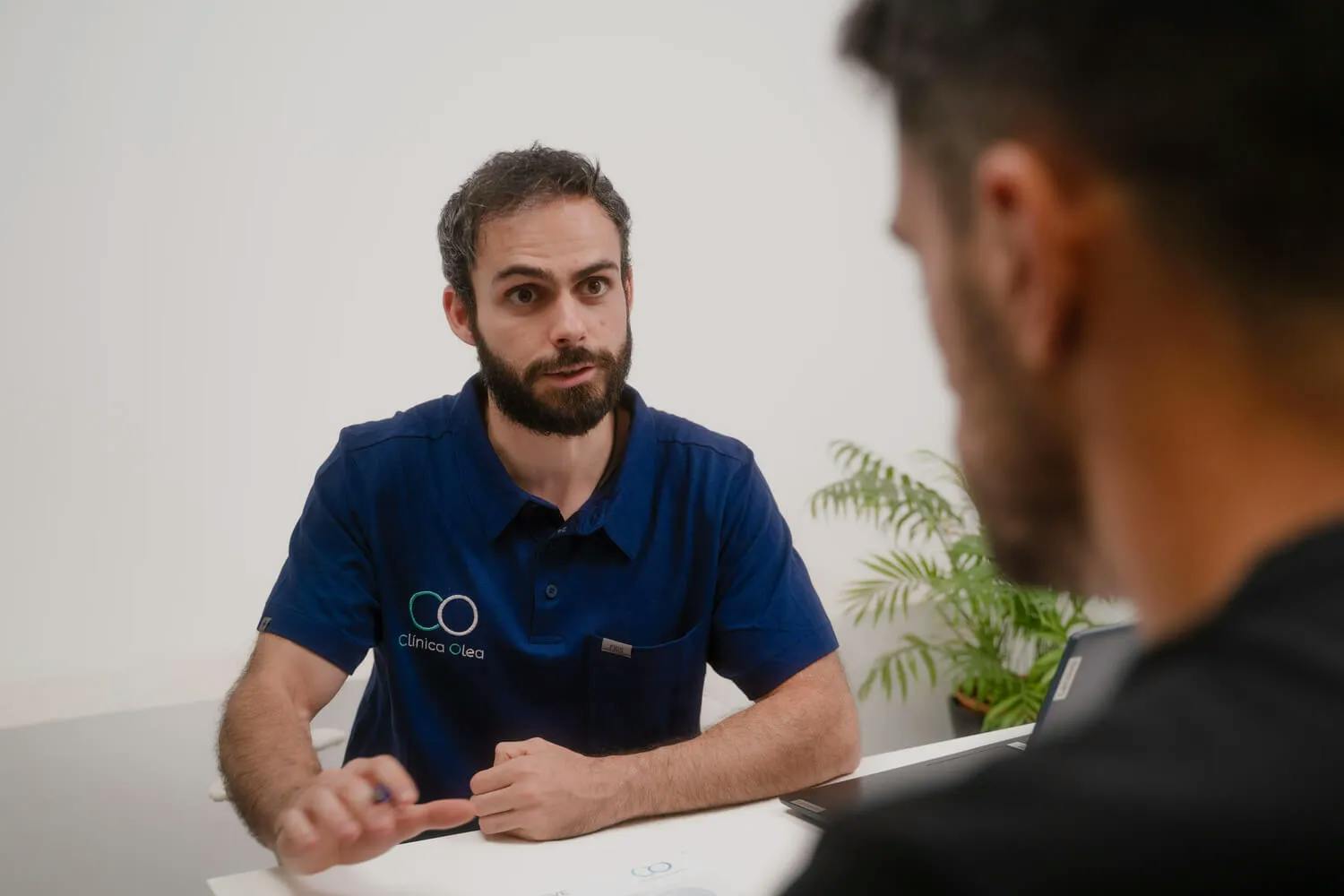 Nutricionista de Clínica Olea asesorando a un cliente