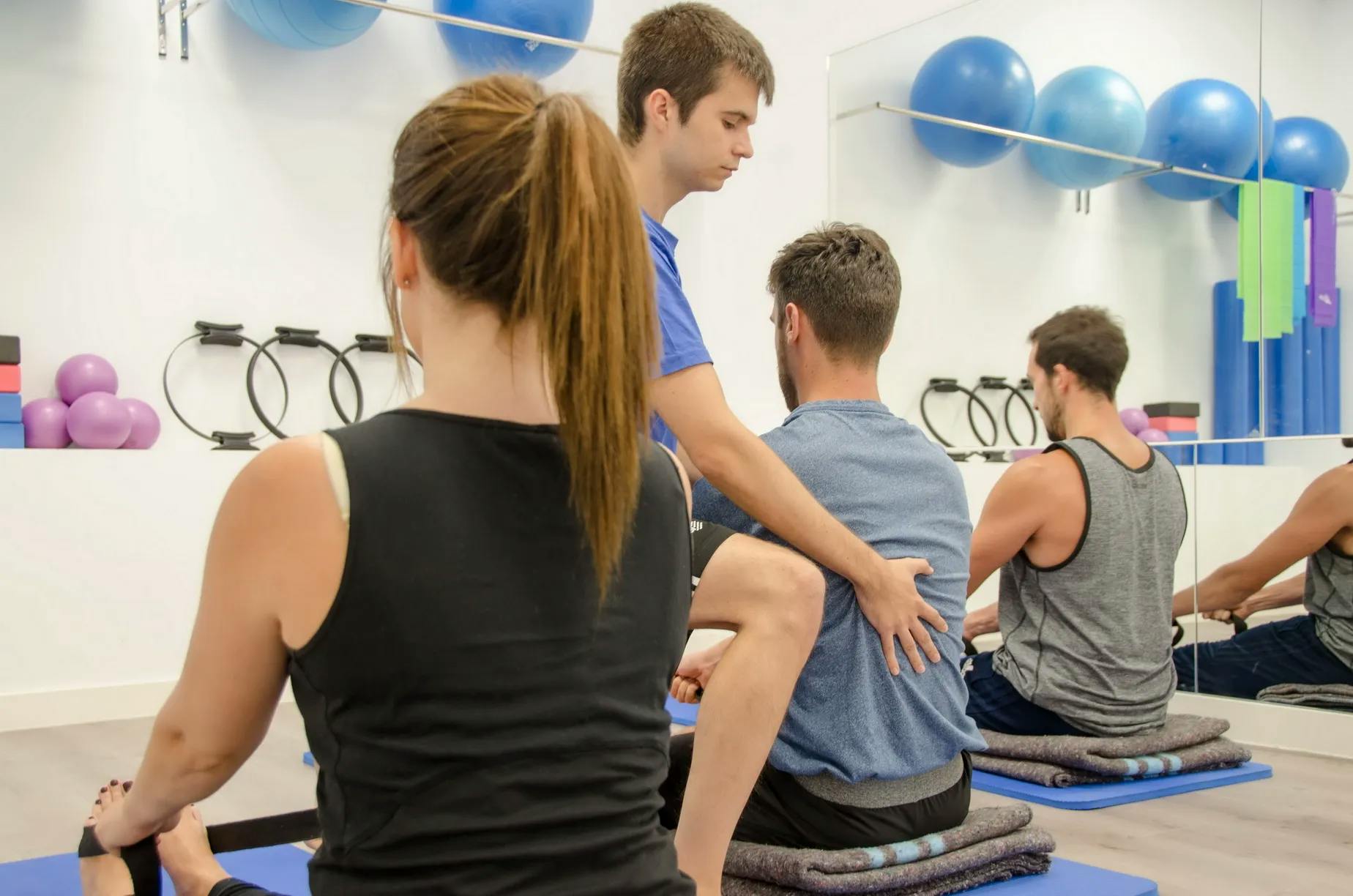Instructor impartiendo clase de Yoga en Clínica Olea