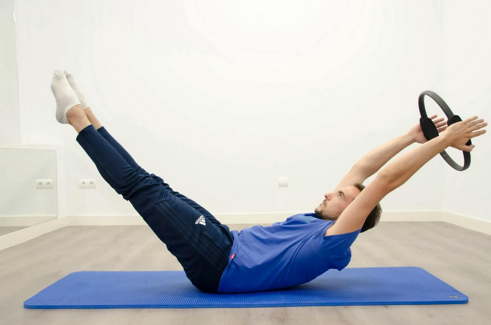 Instructor haciendo un ejercicio de Pilates