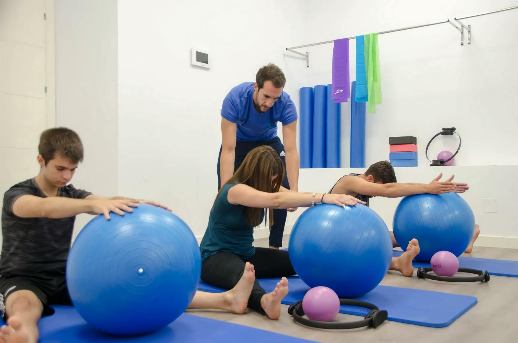 Instructor impartiendo clase de Pilates