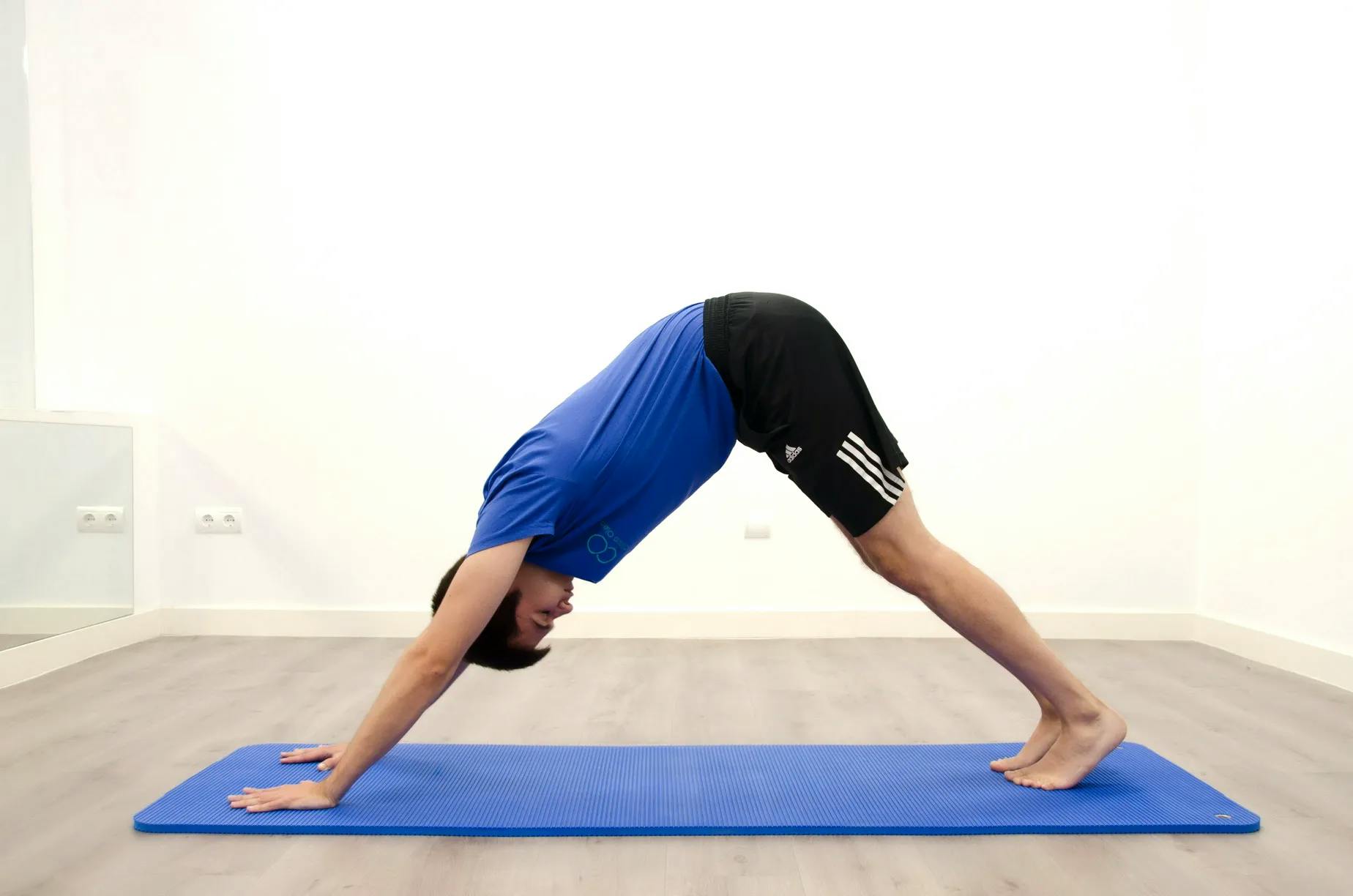 Instructor realizando ejercicio de yoga