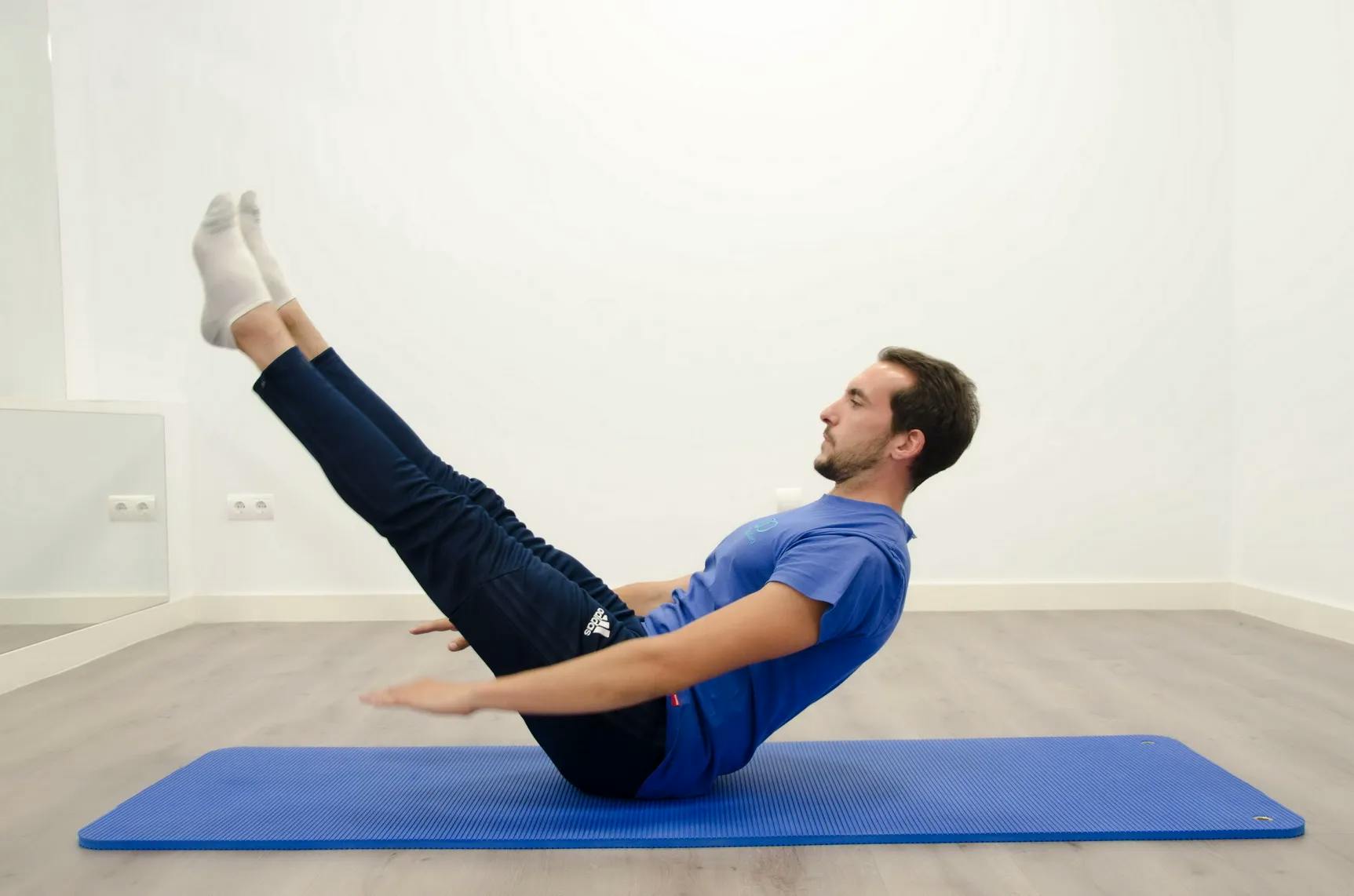 Instructor haciendo un ejercicio de Pilates