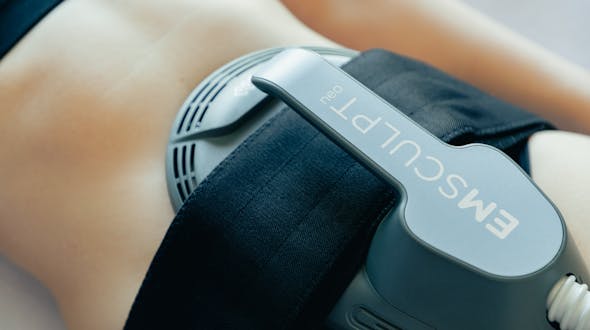 EMSculpt, une technologie révolutionnaire et indolore pour augmenter la masse musculaire et réduire la masse graisseuse au centre de médecine esthétique CEMF Lyon Vienne