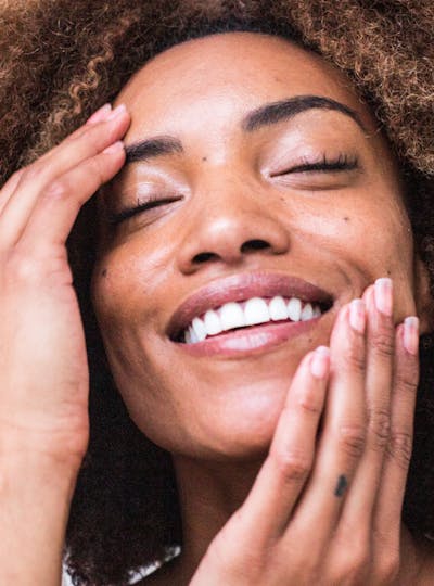 Retendre sa peau sans chirurgie grâce aux fils tenseurs au centre de médecine esthétique CEMF Lyon Vienne de la Clinique Trénel