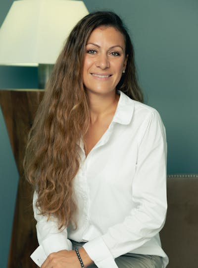 Justine, assistante d'accueil au centre de médecine esthétique et laser CEMF Lyon Vienne