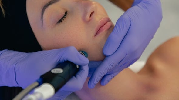 L'HydraFacial : un soin en plusieurs étapes au centre de médecine esthétique et laser CEMF Lyon Vienne