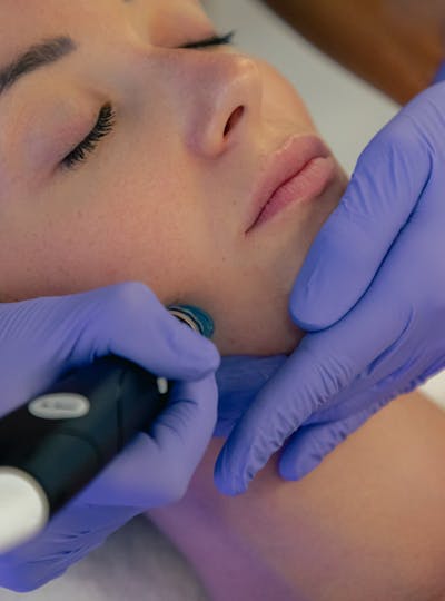 Nettoyer; oxygéner la peau et entretenir sa beauté et sa santé grâce au soin HydraFacial au centre de médecine esthétique et laser CEMF Lyon Vienne