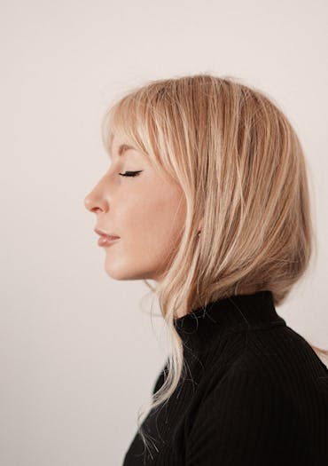 Une femme se préparant à recevoir des injections esthétiques faciales