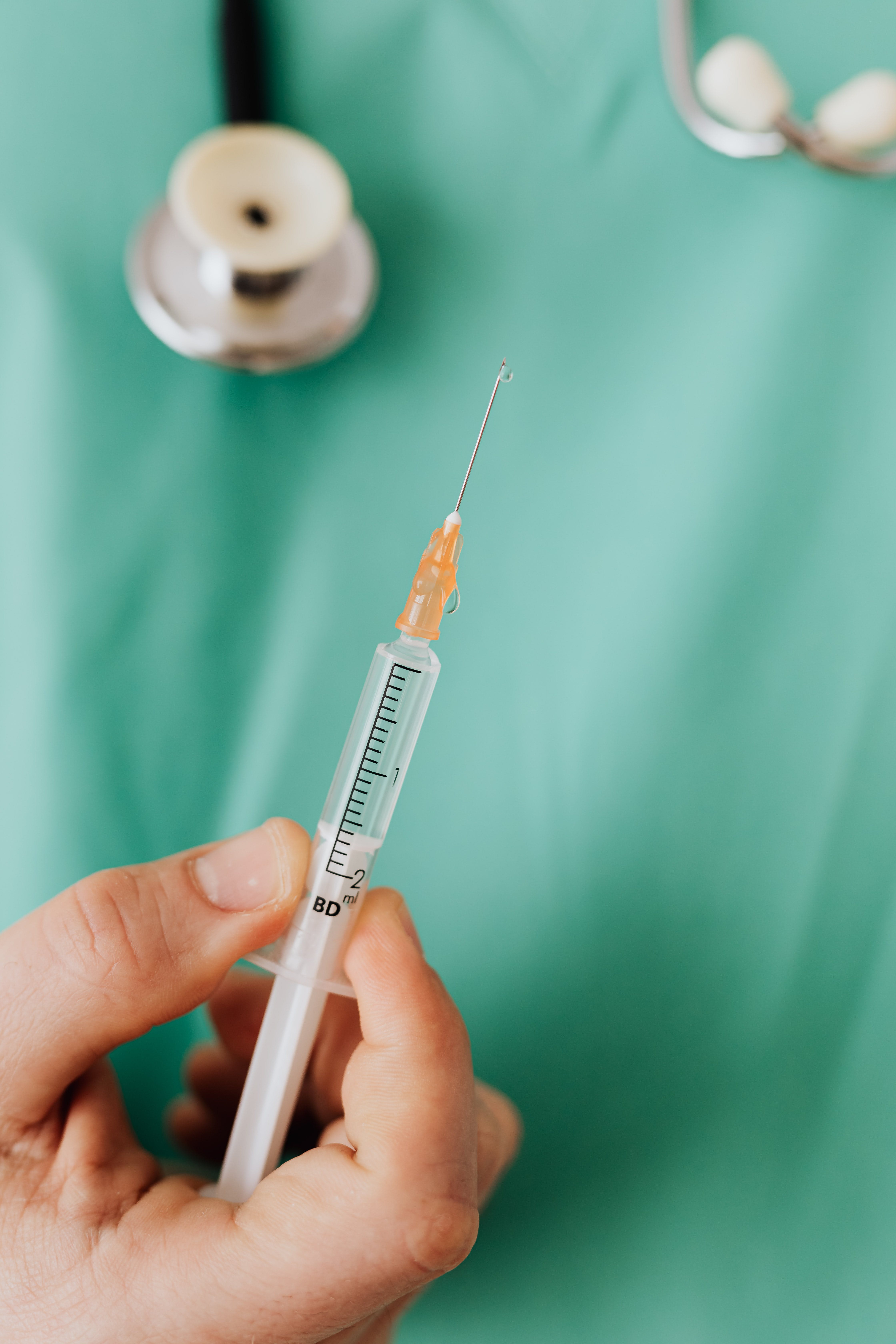 personne tenant une seringue de botox 