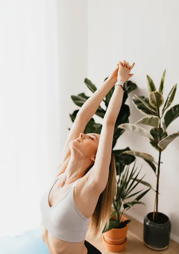 Jeune femme qui réalise méditation ou yoga.