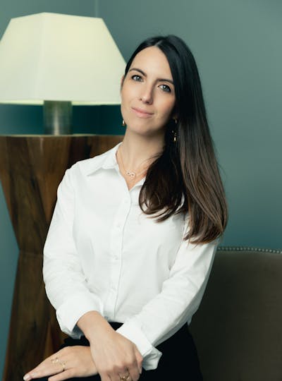 Pauline, assistante d'accueil au centre de médecine esthétique et laser CEMF Lyon Vienne