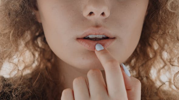 Améliorer l'ouverture de la bouche et permettre une meilleure mastication grâce à la pause d'une prothèse d'articulation temporo mandibulaire au centre de médecine esthétique et laser CEMF Lyon Vienne à la Clinique Trénel