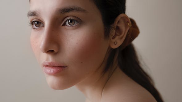 Restaurer les volumes perdus du visage suite au vieillissement et le rajeunir grâce à une lipostructure du visage au centre CEMF Lyon Vienne