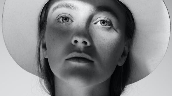 Retirer l’excédant de peau sur la paupière supérieure grâce à la blépharoplastie supérieure réalisés par des chirurgiens experts au CEMF Lyon Vienne