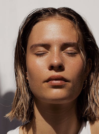 Traiter plusieurs aspects du vieillissement de la paupière, isolément ou conjointement en retirant l’excès de graisse et/ou de peau pour retrouver un regard plus jeune grâce à la blépharoplastie inférieure réalisée par nos experts au CEMF Lyon Vienne