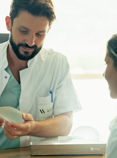 Augmenter de façon naturelle le volume de la poitrine grâce aux implants mammaires au centre de médecine et chirurgie esthétique CEMF Lyon Vienne