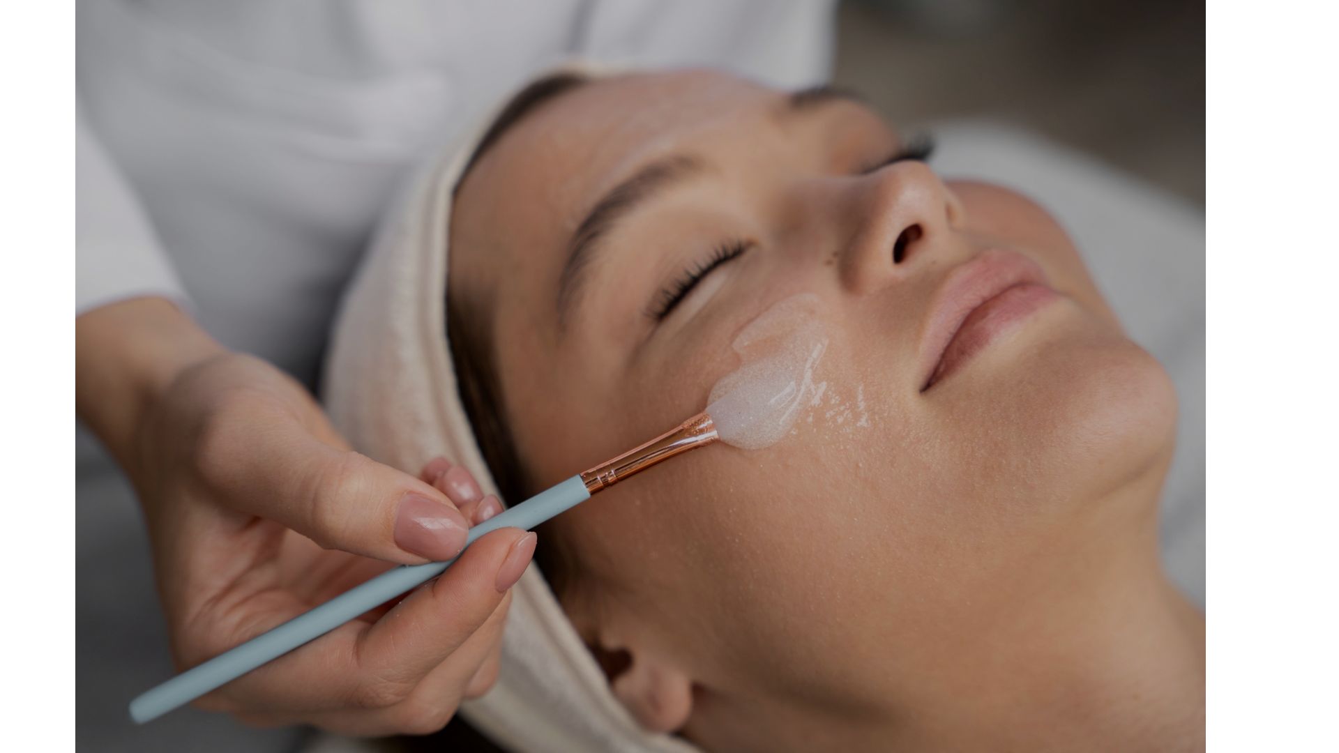 Experte du CEMF qui réalise un peeling sur le visage d'une patiente. 